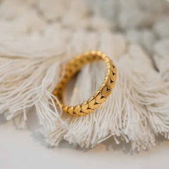 Женское кольцо из 18-каратного золота с покрытием из титановой стали в стиле ретро.