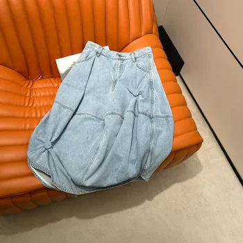Новая джинсовая юбка-полукомбинезон со стереофонической пряжкой и разрезом сзади на прицветнике